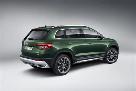 Škoda Karoq Scout automobilio šoninis vaizdas su gamtos fone