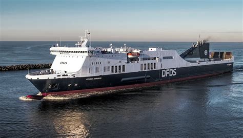 DFDS keltas plaukiantis jūroje