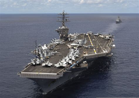 Įgulos nariai dirbantys laive