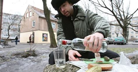 Žmonės, geriantys alkoholį viešoje vietoje