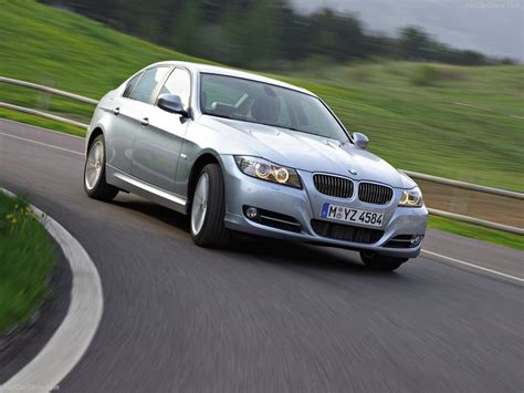 BMW E90 automobilio interjeras su navigacijos sistema
