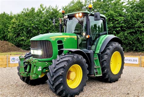 Lentelė su lyginamaisiais John Deere 7530 ir 7930 traktorių duomenimis (hipotetinė)