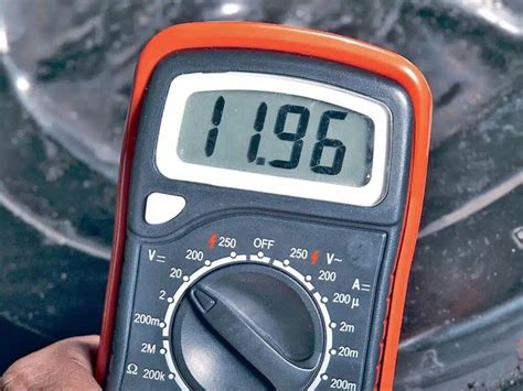 Multimetras tikrina akumuliatoriaus įtampą