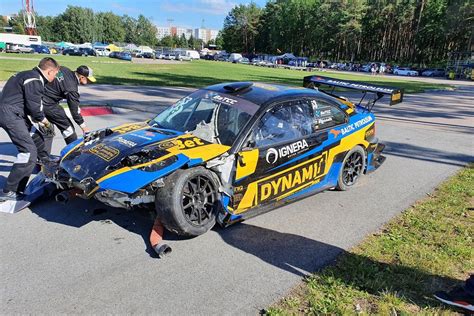 BMW automobilis lenktynių trasoje