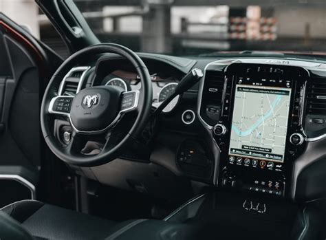 Schema, kaip veikia GPS sekimo sistema automobilyje