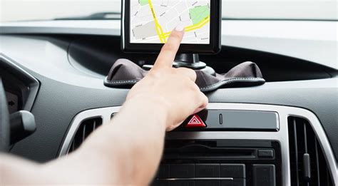 Nuotrauka, vaizduojanti GPS sekimo įrenginį automobilyje