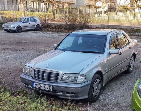 Korozijos pažeistas Mercedes-Benz W202 sparnas