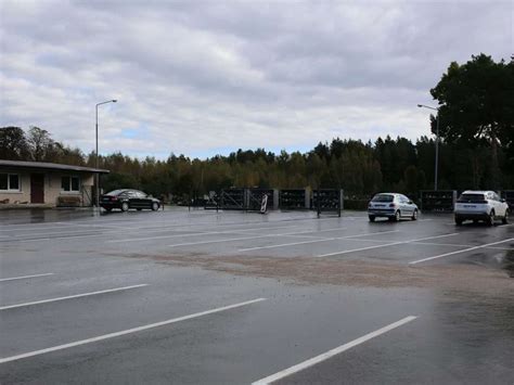 Vairuotojas prie sunkvežimio stovėjimo aikštelės