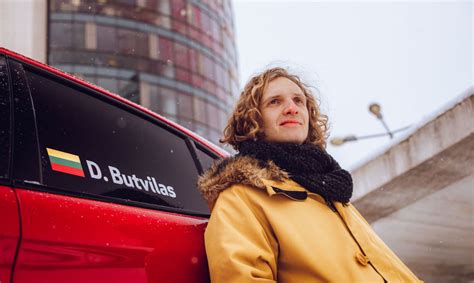 Dominykas Butvilas jaunystėje prie ralio automobilio