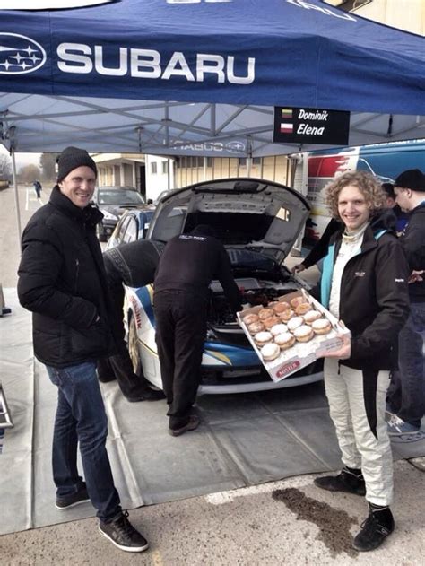 Dominykas Butvilas su komanda prie Subaru automobilio