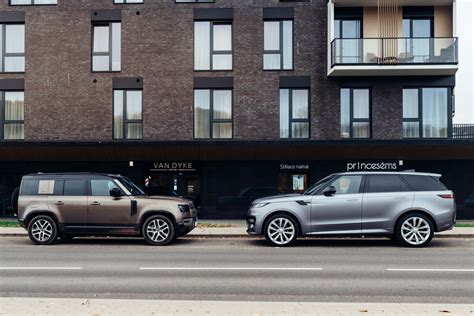 Nuotrauka naujų Land Rover automobilių salone