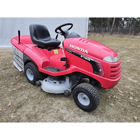 Honda sodo traktoriukas dirbantis vejoje