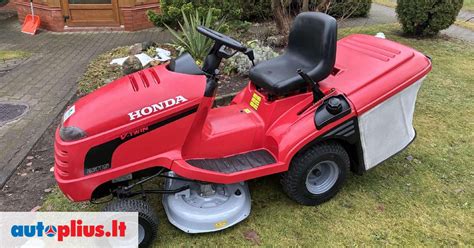 Nuotrauka su įvairiais Honda sodo traktoriukų modeliais