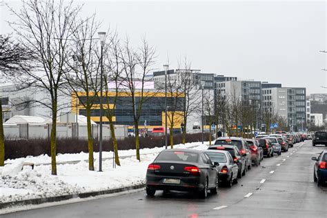 Ilustracija su automobilių spūstimi prie turgavietės