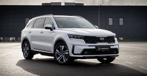 SUV automobiliai mieste ir užmiestyje