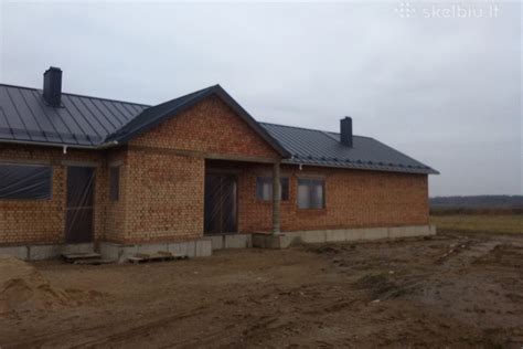Nuotrauka su statybinėmis medžiagomis, vežamomis priekaboje