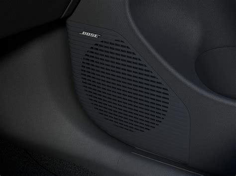 Automobilio garso sistema su garsiakalbiais