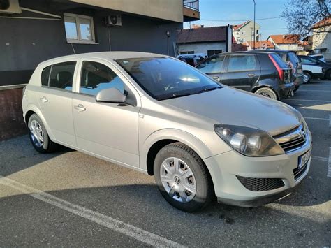 Opel Astra H interjeras su magnetola