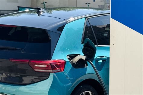 Skirtingi elektra varomų automobilių tipai: pilnai elektriniai, hibridiniai ir lengvieji hibridai