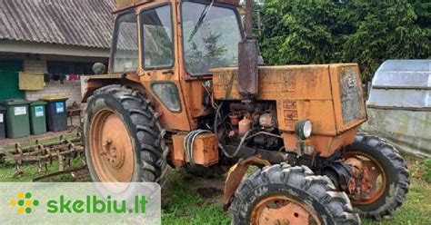 Nuotrauka su įvairiomis naudotomis traktorių dalimis