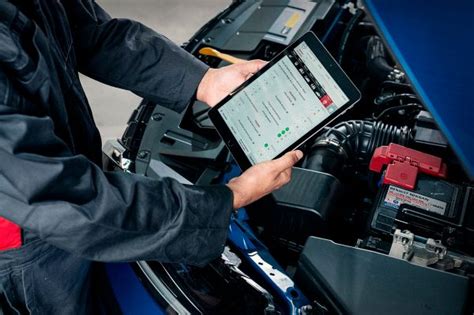 Mechanikas, atliekantis automobilio diagnostiką