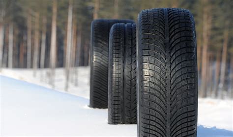 Kompiuterio ekrane rodomi duomenys apie automobilių padangas