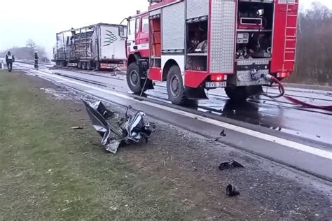 Sunkvežimis ir automobilis Audi po susidūrimo