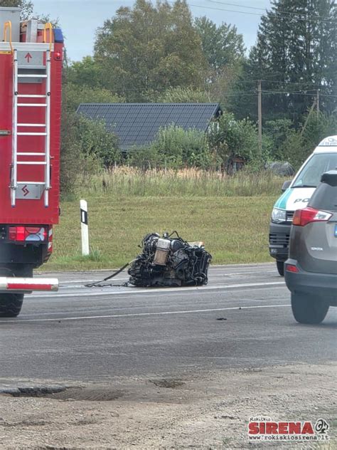 Sunkvežimis, nukritęs nuo viaduko