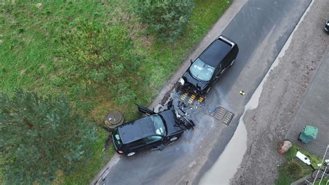 Schematinis pavaizdavimas, kaip du automobiliai rikiuojasi į vieną juostą
