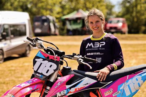 Motokroso lenktynininkė Adrija Skudutytė ant podiumo