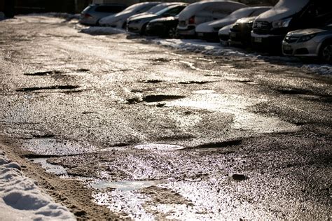 Žala automobiliui nuo kelio duobės