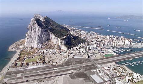 Tarptautinis Gibraltaro oro uostas ir jį kertantis greitkelis