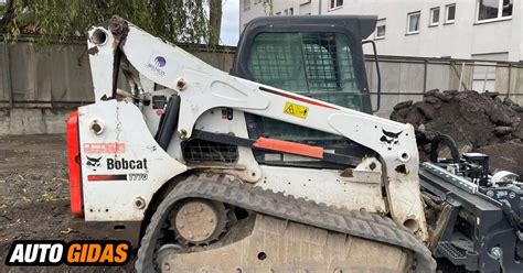 Bobcat mini krautuvas dirbantis statybvietėje