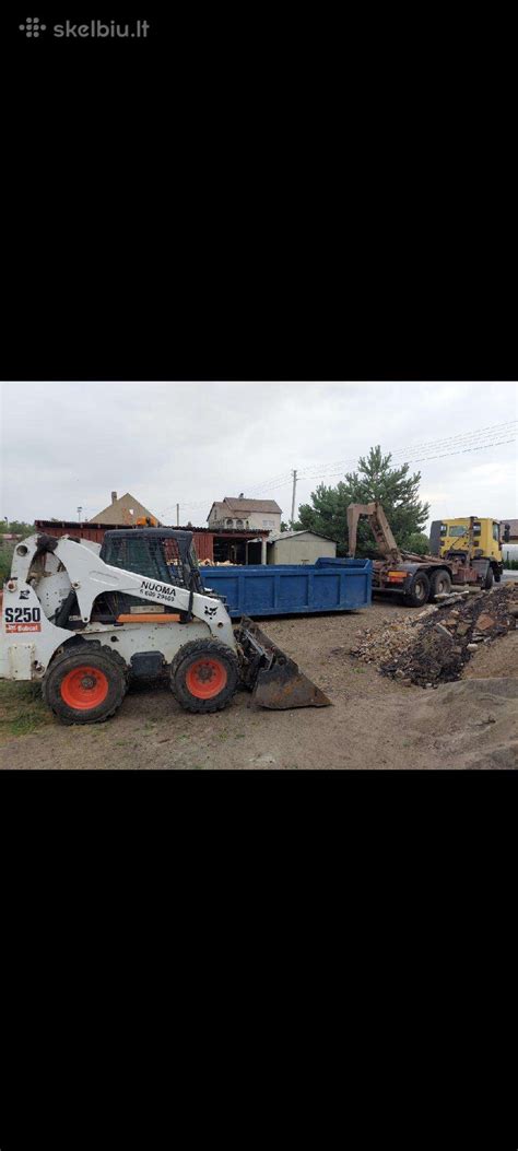 Bobcat su įvairiais priedais