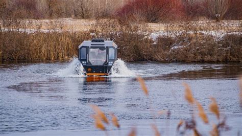 Visureigis SHERP važiuoja vandeniu