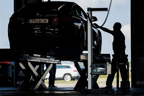 Serviso darbuotojas atlieka automobilio techninę apžiūrą