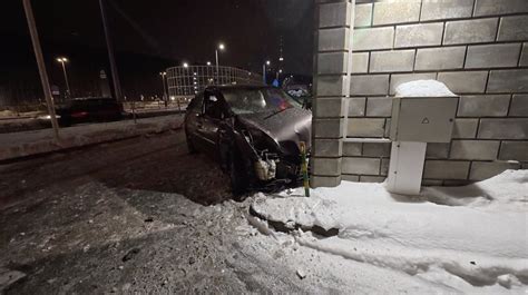 Vairuotojas su automobiliu ir raktu