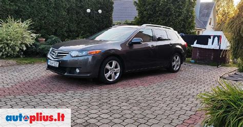 Honda Accord universalas posūkyje