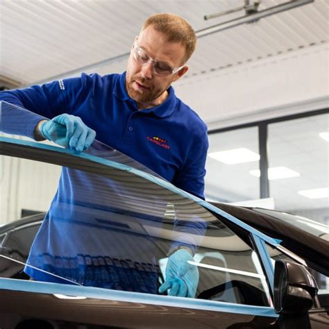 Procesas: automobilio priekinio stiklo keitimas