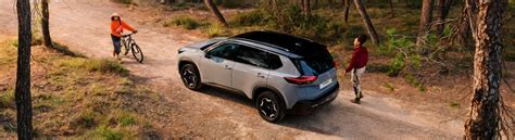 Nissan X-Trail su stogo skersiniais ir bagažine