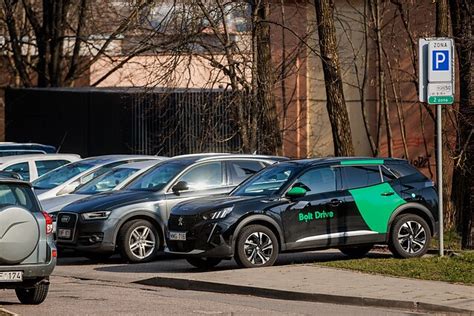 Schematinis parkavimo vietų išdėstymas daugiabučio kieme