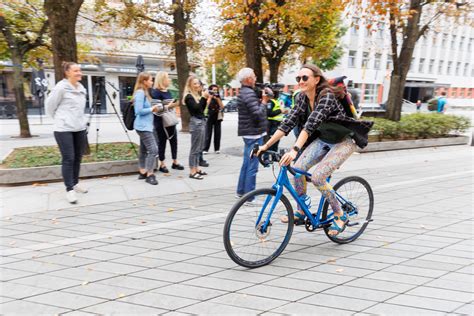 nuotrauka su paaugliais važinėjančiais elektriniais dviračiais Laisvės alėjoje