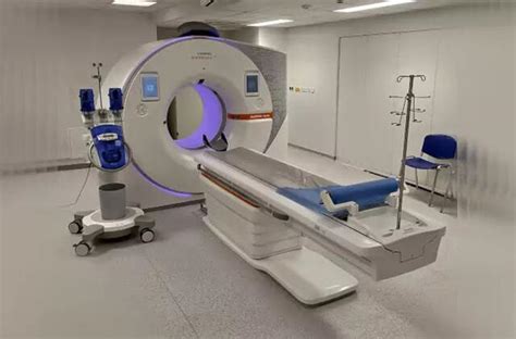 Kompiuterinės tomografijos įrenginys, skenuojantis automobilį