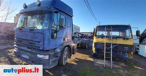 Nuotrauka su įvairiais naudotais sunkvežimiais-savivarčiais