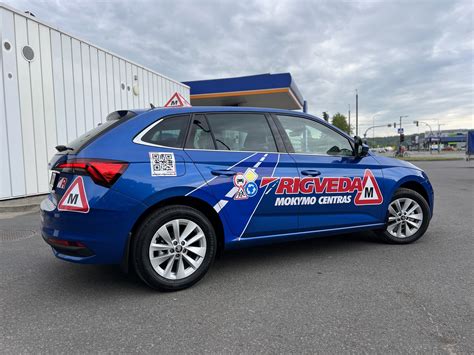 Vairavimo mokyklos automobiliai su instruktoriumi