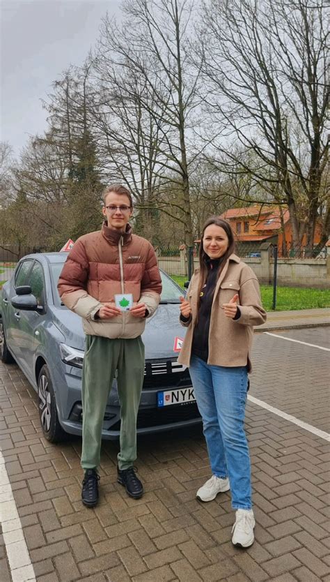 Instruktorius ir mokinys vairavimo mokykloje