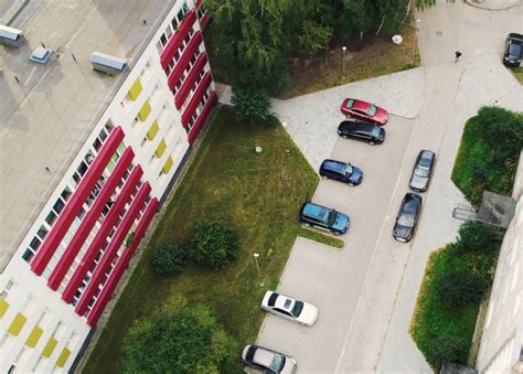 Konfliktai dėl parkavimo daugiabučių kiemuose