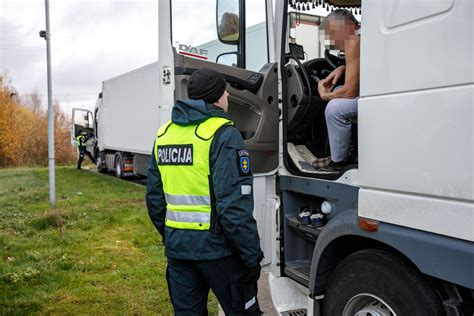 Susidomėjęs vairuotojas mokymo aikštelėje