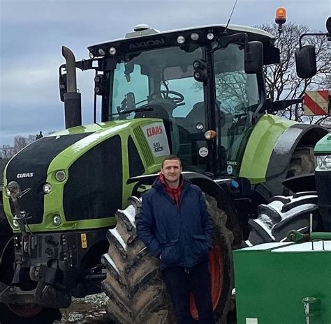 Ūkininkas pildo žemės ūkio techniką dyzelinu