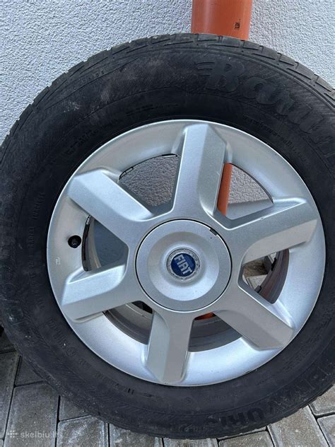 Švarūs ir blizgantys Fiat Bravo ratlankiai